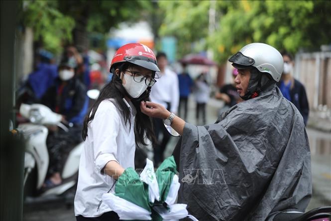 Thí sinh đến dự thi tại điểm thi trường THPT Nguyễn Gia Thiều (Hà Nội). Ảnh: Minh Quyết - TTXVN