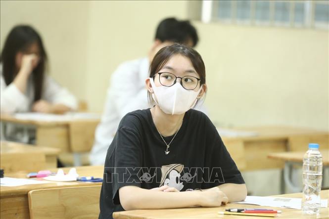 Thí sinh chuẩn bị làm bài thi tại điểm thi trường THPT Nguyễn Gia Thiều (Hà Nội). Ảnh: Minh Quyết - TTXVN