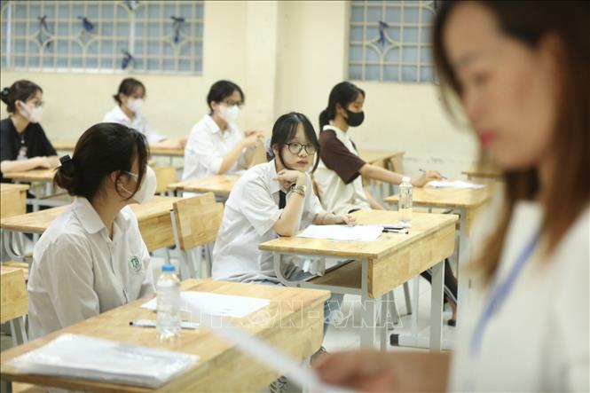 Gọi thí sinh vào phòng thi tại điểm thi trường THPT Nguyễn Gia Thiều (Hà Nội). Ảnh: Minh Quyết - TTXVN