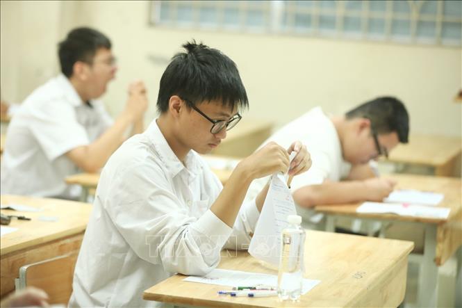 Thí sinh chuẩn bị làm bài thi tại điểm thi trường THPT Nguyễn Gia Thiều (Hà Nội). Ảnh: Minh Quyết - TTXVN