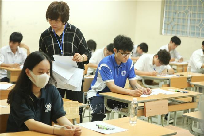 Thí sinh chuẩn bị làm bài thi tại điểm thi trường THPT Nguyễn Gia Thiều (Hà Nội). Ảnh: Minh Quyết - TTXVN