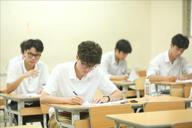 Thí sinh chuẩn bị làm bài thi tại điểm thi trường THPT Nguyễn Gia Thiều (Hà Nội). Ảnh: Minh Quyết - TTXVN