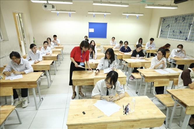 Thí sinh chuẩn bị làm bài thi tại điểm thi trường THPT Nguyễn Gia Thiều (Hà Nội). Ảnh: Minh Quyết - TTXVN