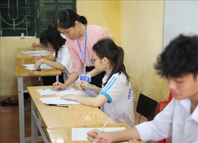 Thí sinh tại điểm thi Trường THPT Yên Mỹ (huyện Yên Mỹ, Hưng Yên) trước giờ làm bài thi môn Ngữ Văn. Ảnh: Thanh Tùng - TTXVN