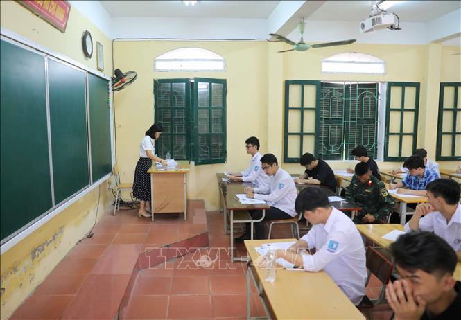 Thí sinh tại điểm thi Trường THPT Yên Mỹ (huyện Yên Mỹ, Hưng Yên) trước giờ làm bài thi môn Ngữ Văn. Ảnh: Thanh Tùng - TTXVN