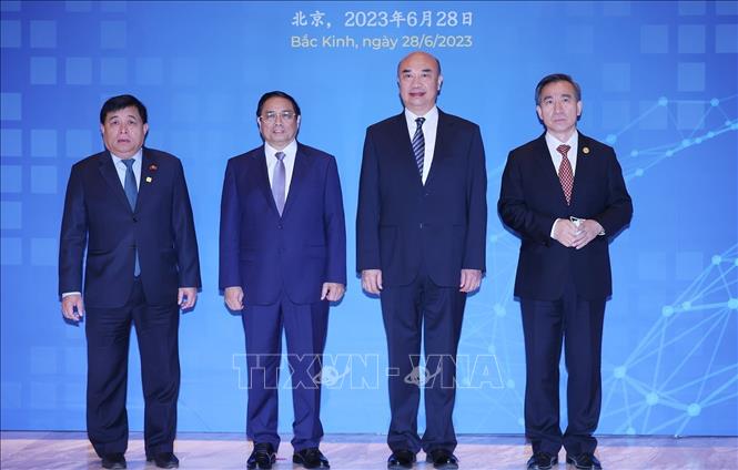 Prime Minister Pham Minh Chinh (2nd L) and Chinese Vice Premier Liu Guozhong (2nd R) at  the Vietnam-China Trade and Investment Cooperation Forum in Beijing on June 28. VNA Photo: Dương Giang