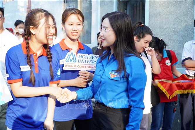 Trong ảnh: Đoàn công tác Trung ương Đoàn Thanh niên, Trung ương Hội Sinh viên Việt Nam tới thăm hỏi các tình nguyện viên tại điểm thi THPT ở Tp. Hồ Chí Minh. Ảnh: Hứa Chung - TTXVN