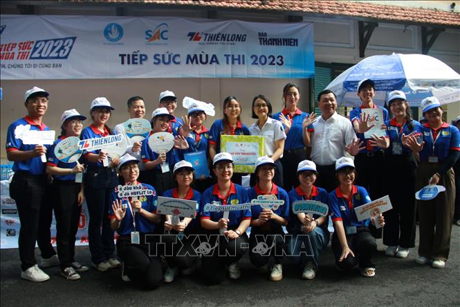 Trong ảnh: Đoàn công tác Trung ương Đoàn Thanh niên, Trung ương Hội Sinh viên Việt Nam tới thăm hỏi các tình nguyện viên tại điểm thi THPT ở Tp. Hồ Chí Minh. Ảnh: Hứa Chung - TTXVN