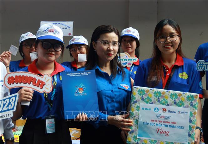 Trong ảnh: Đoàn công tác Trung ương Đoàn Thanh niên, Trung ương Hội Sinh viên Việt Nam tới thăm hỏi các tình nguyện viên tại điểm thi THPT ở Tp. Hồ Chí Minh. Ảnh: Hứa Chung - TTXVN
