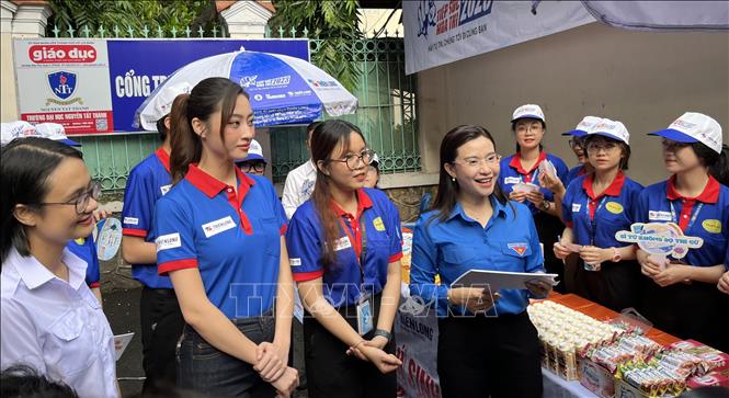 Trong ảnh: Chị Nguyễn Phạm Duy Trang, Bí thư Ban chấp hành Trung ương Đoàn, Chủ tịch Hội Đồng đội Trung ương thăm hỏi các tình nguyện viên tại điểm thi THPT Lê Quý Đôn (Quận 3, Tp. Hồ Chí Minh). Ảnh: Hứa Chung – TTXVN