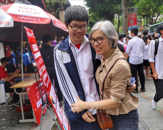 Niềm vui của thí sinh sau khi làm bài tốt tại điểm thi trường THPT Trần Phú. Ảnh: Tuấn Đức - TTXVN