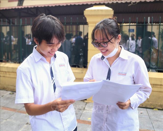 Các thí sinh trao đổi bài làm tại điểm thi trường THPT Trần Phú. Ảnh: Tuấn Đức - TTXVN