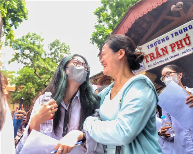 Niềm vui của thí sinh sau khi làm bài tốt tại điểm thi trường THPT Trần Phú. Ảnh: Tuấn Đức - TTXVN