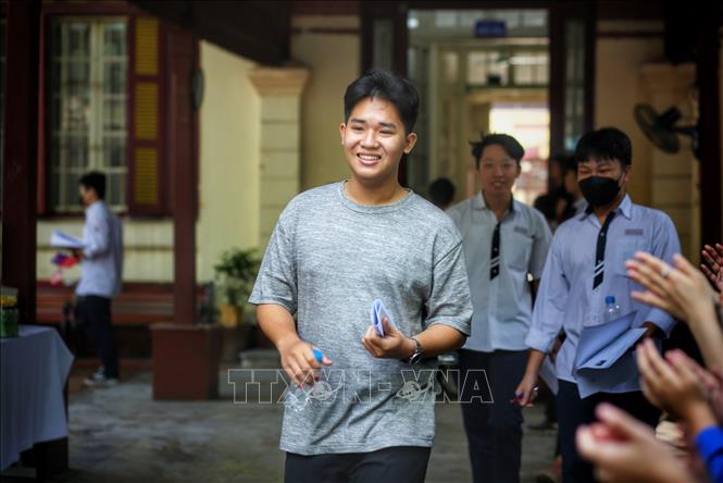 Thí sinh hoàn thành môn thi đầu tiên tại điểm thi trường THPT Trần Phú. Ảnh: Tuấn Đức - TTXVN