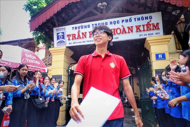 Thí sinh rời điểm thi trường THPT Trần Phú. Ảnh: Tuấn Đức - TTXVN