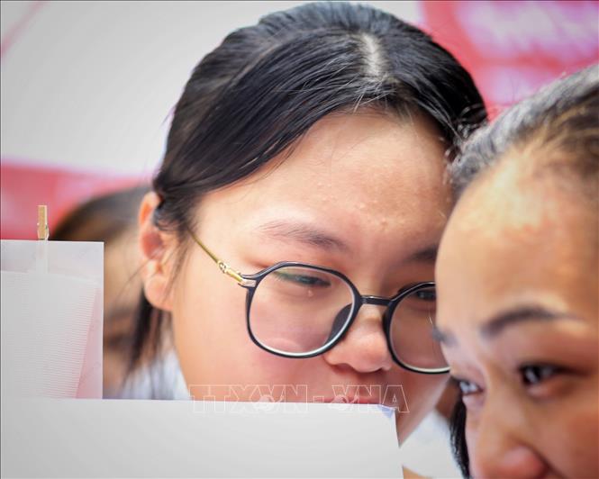Những giọt nước mắt nuối tiếc của thí sinh làm bài chưa tốt tại điểm thi trường THPT Trần Phú. Ảnh: Tuấn Đức - TTXVN