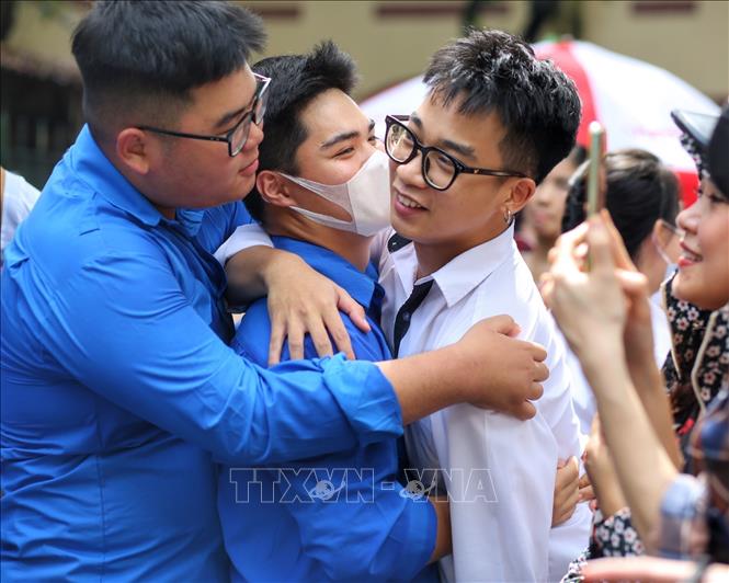 Niềm vui của thí sinh sau khi làm bài tốt tại điểm thi trường THPT Trần Phú. Ảnh: Tuấn Đức - TTXVN