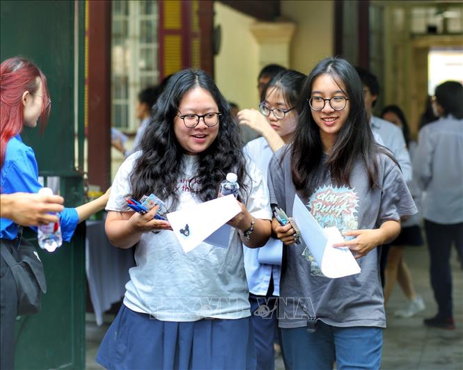 Niềm vui của thí sinh sau khi hoàn thành môn thi đầu tiên tại điểm thi trường THPT Trần Phú. Ảnh: Tuấn Đức - TTXVN