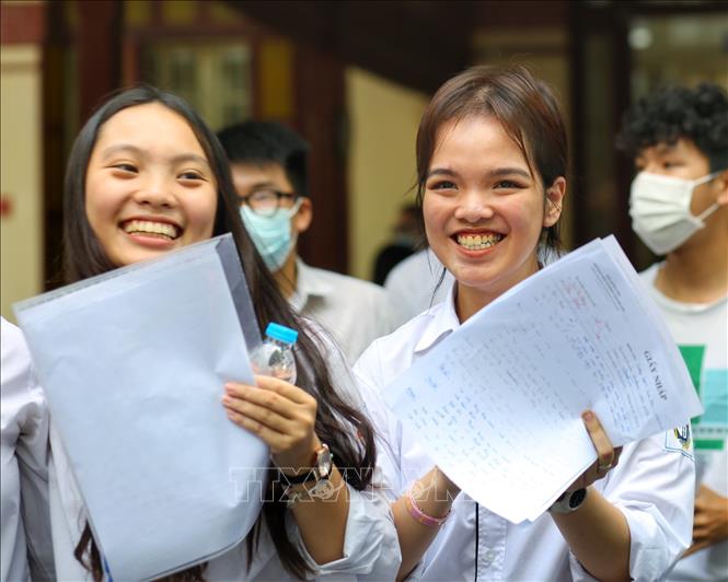 Niềm vui của thí sinh sau khi làm bài tốt tại điểm thi trường THPT Trần Phú. Ảnh: Tuấn Đức - TTXVN