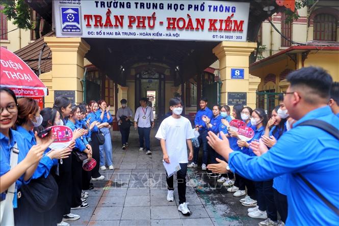 Chúc mừng những thí sinh đầu tiên hoàn thành môn Ngữ văn tại điểm thi trường THPT Trần Phú. Ảnh: Tuấn Đức - TTXVN