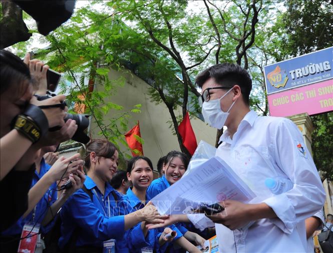 Đoàn viên thanh niên và thí sinh điểm thi Trường THPT Việt - Đức sau khi kết thúc môn ngữ văn. Ảnh: Hoàng Hiếu - TTXVN 