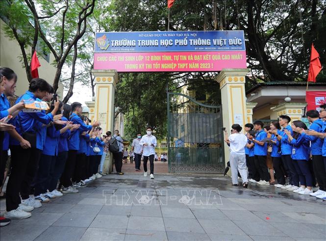 Thí sinh đầu tiên rời điểm thi Trường THPT Việt - Đức sau khi kết thúc thi môn ngữ văn. Ảnh: Hoàng Hiếu - TTXVN 