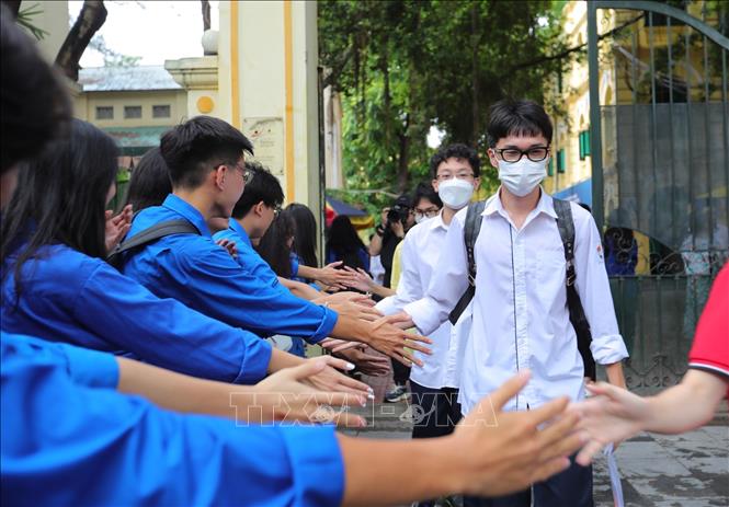 Đoàn viên thanh niên và thí sinh điểm thi Trường THPT Việt - Đức sau khi kết thúc môn ngữ văn. Ảnh: Hoàng Hiếu - TTXVN 