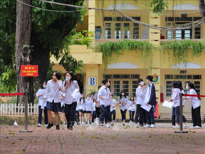 Thí sinh rời điểm thi Trường THPT Việt - Đức sau khi hoàn thành bài thi môn ngữ văn. Ảnh: Hoàng Hiếu - TTXVN 