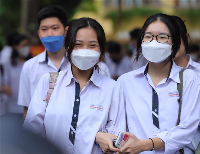 Niềm vui của thí sinh điểm thi Trường THPT Việt - Đức sau khi hoàn thành bài thi môn ngữ văn. Ảnh: Hoàng Hiếu - TTXVN 