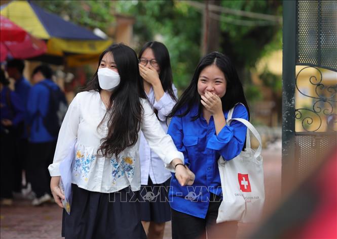 Thí sinh điểm thi Trường THPT Việt - Đức sau khi hoàn thành bài thi môn ngữ văn. Ảnh: Hoàng Hiếu - TTXVN 