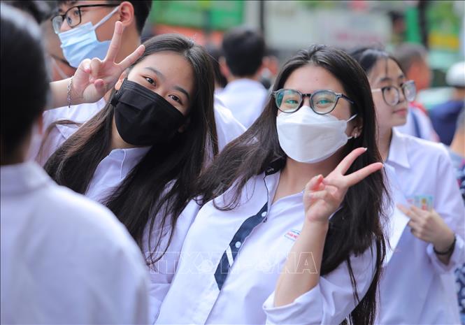 Vẻ rạng rỡ của thí sinh điểm thi Trường THPT Việt - Đức sau khi hoàn thành bài thi môn ngữ văn. Ảnh: Hoàng Hiếu - TTXVN 