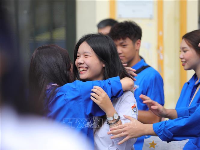 Niềm vui của thí sinh điểm thi Trường THPT Việt - Đức sau khi hoàn thành bài thi môn ngữ văn. Ảnh: Hoàng Hiếu - TTXVN 