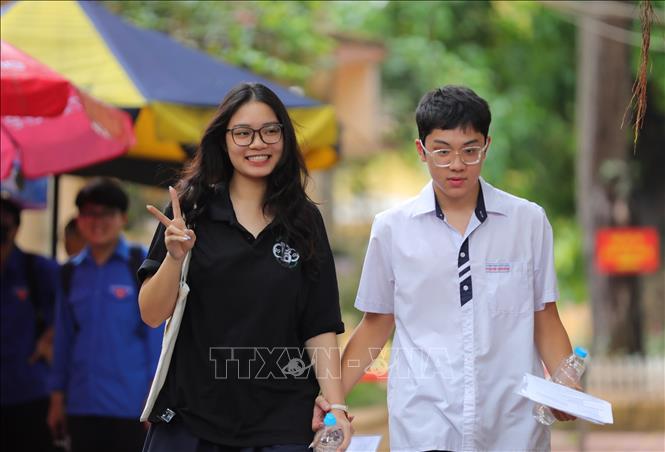 Niềm vui của thí sinh điểm thi Trường THPT Việt - Đức sau khi hoàn thành bài thi môn ngữ văn. Ảnh: Hoàng Hiếu - TTXVN 