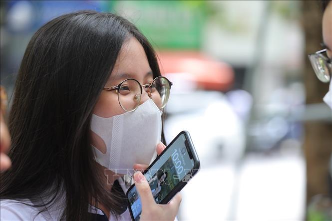 Niềm vui của thí sinh điểm thi Trường THPT Việt - Đức sau khi hoàn thành bài thi môn ngữ văn. Ảnh: Hoàng Hiếu - TTXVN 