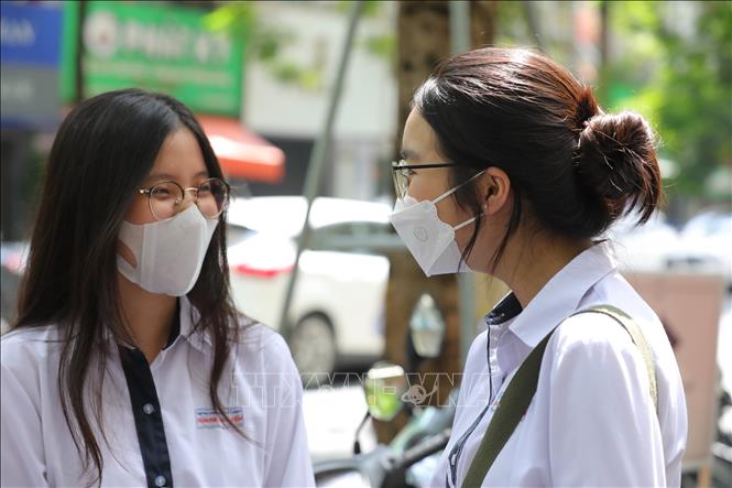 Niềm vui của thí sinh điểm thi Trường THPT Việt - Đức sau khi hoàn thành bài thi môn ngữ văn. Ảnh: Hoàng Hiếu - TTXVN 