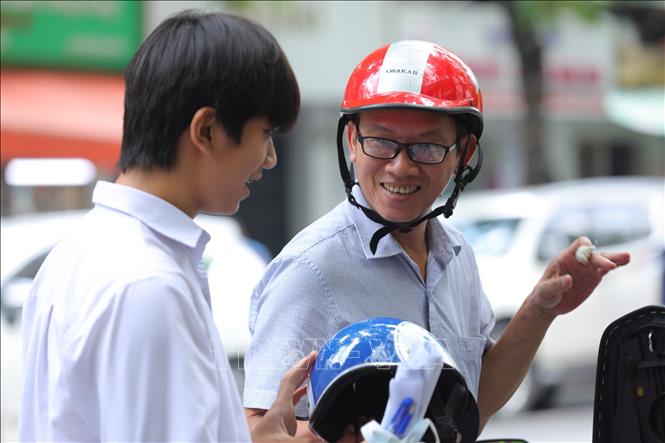 Phụ huynh và thí sinh điểm thi Trường THPT Việt - Đức  sau khi hoàn thành bài thi môn ngữ văn. Ảnh: Hoàng Hiếu - TTXVN 