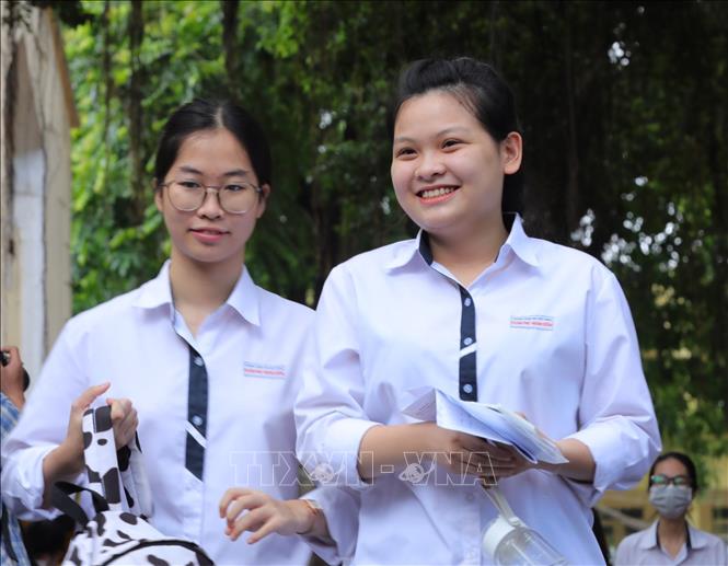 Thí sinh điểm thi Trường THPT Việt - Đức vui mừng sau khi hoàn thành bài thi môn ngữ văn. Ảnh: Hoàng Hiếu - TTXVN 