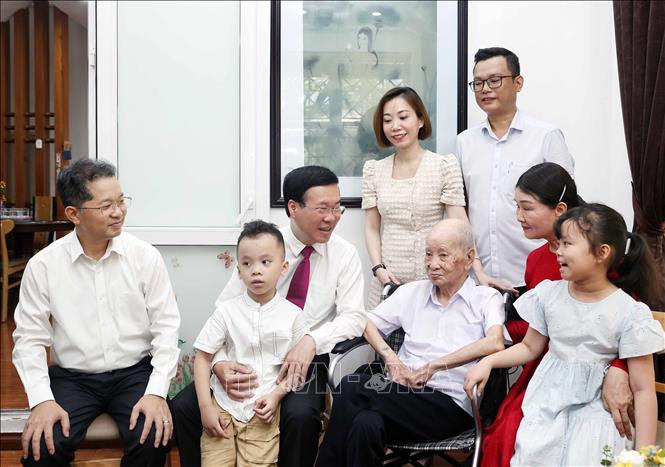 Chủ tịch nước Võ Văn Thưởng với gia đình Nhà giáo Nhân dân Nguyễn Trọng Hoàng. Ảnh: Thống Nhất – TTXVN
