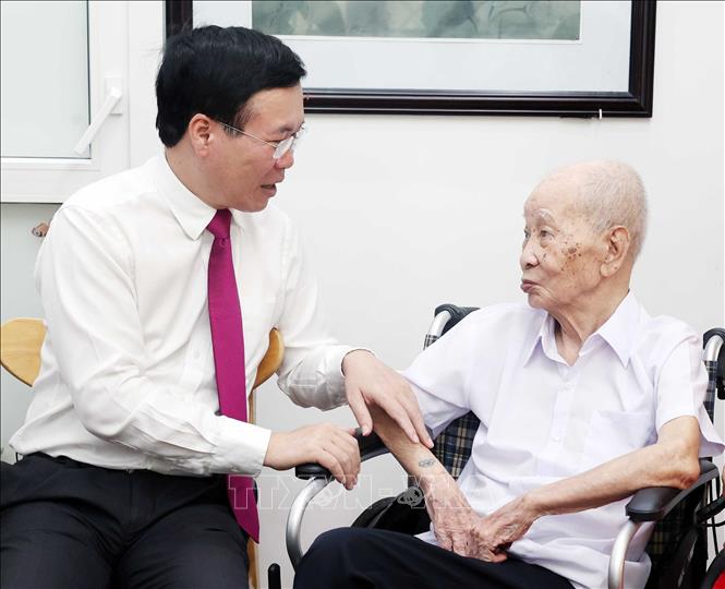 Chủ tịch nước Võ Văn Thưởng với Nhà giáo Nhân dân Nguyễn Trọng Hoàng. Ảnh: Thống Nhất – TTXVN
