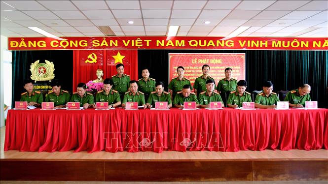 Trong ảnh: Các đơn vị ký kết giao ước phong trào thi đua đặc biệt. Ảnh: Thành Chung - TTXVN