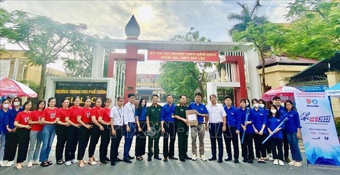 Trong ảnh: Đại tá Trương Công Lịch, Giám đốc Viettel Hải Dương và  anh Nguyễn Hồng Sáng, Bí thư Tỉnh đoàn Hải Dương thăm, động viên tình nguyện viên tiếp sức mùa thi tại điểm thi Trường Trung học phổ thông Gia Lộc sáng 28/6. Ảnh: TTXVN phát