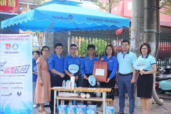 Chị Dương Thị Hương Giang, phó Bí thư Tỉnh đoàn Hải Dương thăm, động viên tình nguyện viên tiếp sức mùa thi sáng 28/6. Ảnh: TTXVN phát