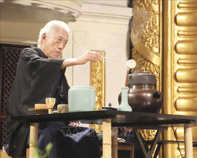 (tư liệu)  Nghệ nhân Sen Genshitsu giới thiệu nghệ thuật trà đạo nhân kỷ niệm quan hệ giữa Việt Nam và Nhật Bản tại Hà Nội, ngày 16/10/2018. Ảnh: Kyodo/TTXVN