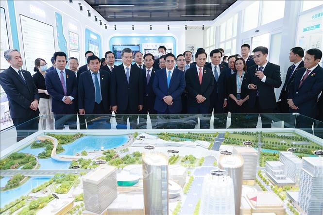 Thủ tướng Phạm Minh Chính xem sa bàn quy hoạch tổng thể Khu mới Hùng An. Ảnh: Dương Giang-TTXVN

