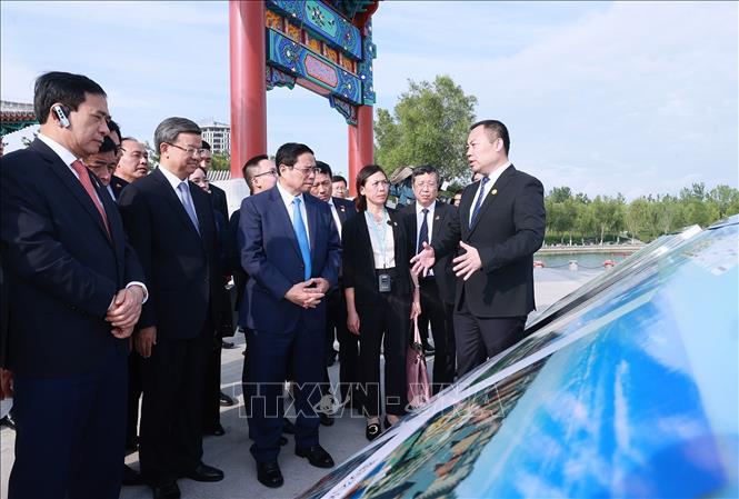Thủ tướng Phạm Minh Chính xem quy hoạch Khu mới Hùng An. Ảnh: Dương Giang-TTXVN
