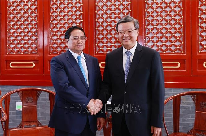 Bí thư Tỉnh ủy Hà Bắc Nghê Nhạc Phong tiếp đón Thủ tướng Phạm Minh Chính. Ảnh: Dương Giang-TTXVN
