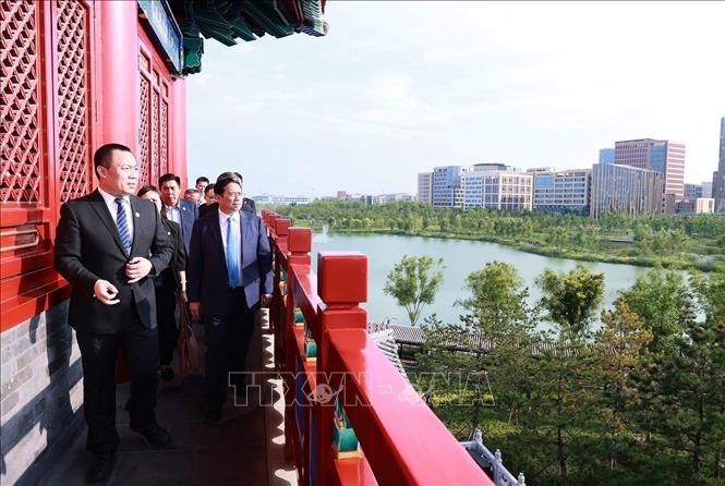 Thủ tướng Phạm Minh Chính xem quy hoạch Khu mới Hùng An. Ảnh: Dương Giang-TTXVN
