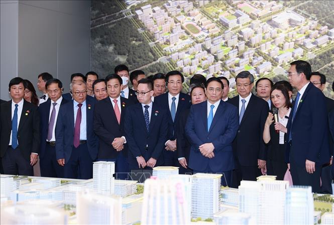 Thủ tướng Phạm Minh Chính xem sa bàn quy hoạch tổng thể Khu mới Hùng An. Ảnh: Dương Giang-TTXVN
