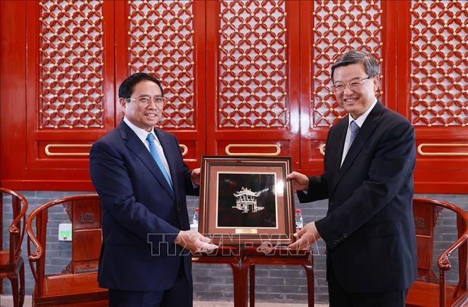 Thủ tướng Phạm Minh Chính tặng bức tranh Khuê Văn Các cho Bí thư Tỉnh ủy Hà Bắc Nghê Nhạc Phong. Ảnh: Dương Giang-TTXVN
