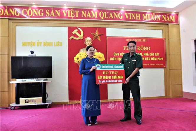 Trong ảnh: Đồn Biên phòng cửa khẩu Hoành Mô trao hỗ trợ 80 triệu đồng xóa nhà tạm cho huyện Bình Liêu. Ảnh: Thanh Vân-TTXVN 
